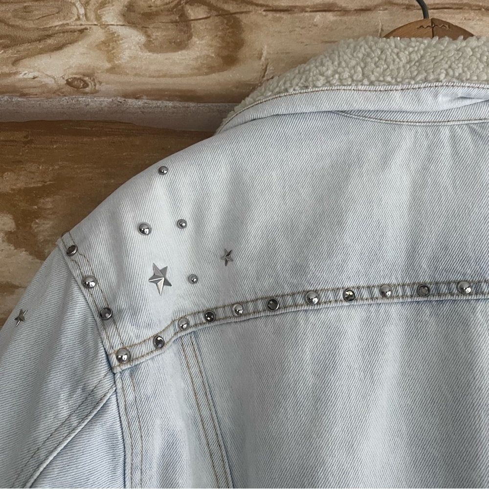 ❤️‍🔥Levi’s light wash Sherpa lined star studded denim trucker jacket size XL - Picture 11 of 16
